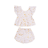 Conjunto infantil feminino com blusa de mangas amplas e shorts, estampado com estrelas douradas