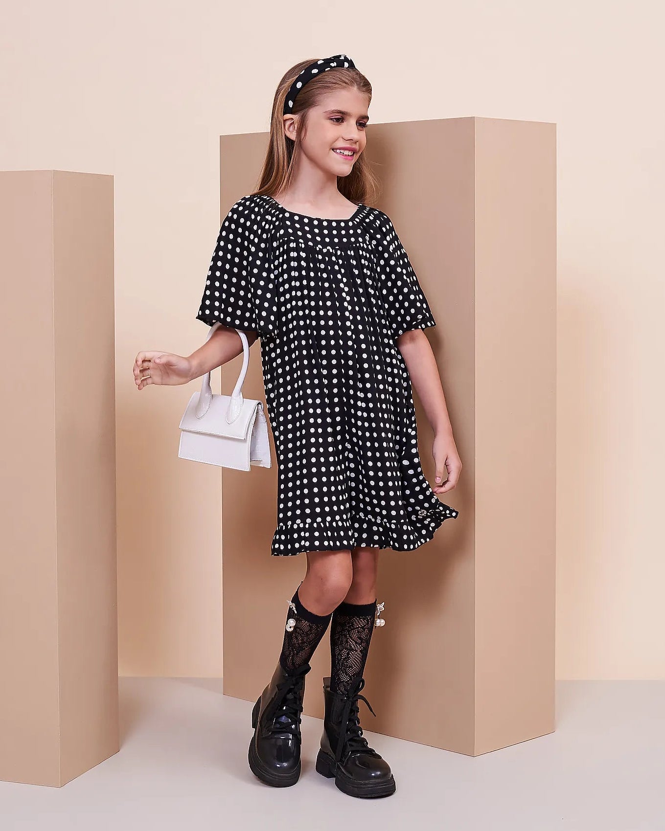 Macacao feminino infantil com bolinhas brancas e mangas largas