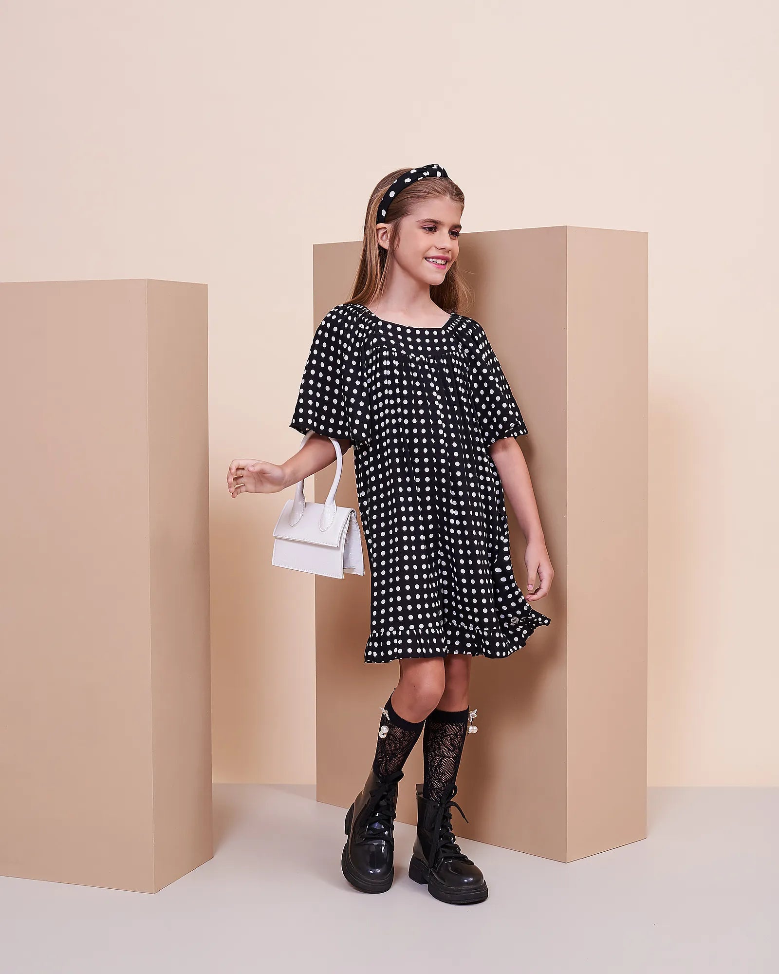 Macacao feminino infantil com bolinhas brancas e mangas largas