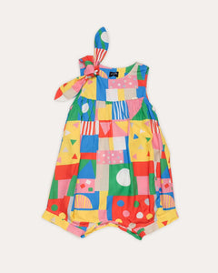 Macacão infantil feminino colorido com estampa geométrica e alças com laço