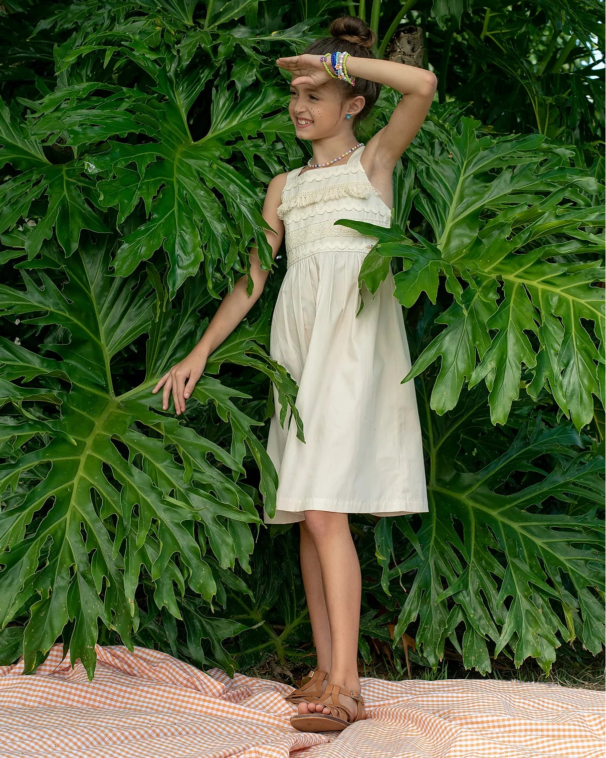 Vestido feminino infantil com alças finas e detalhes em renda na parte superior