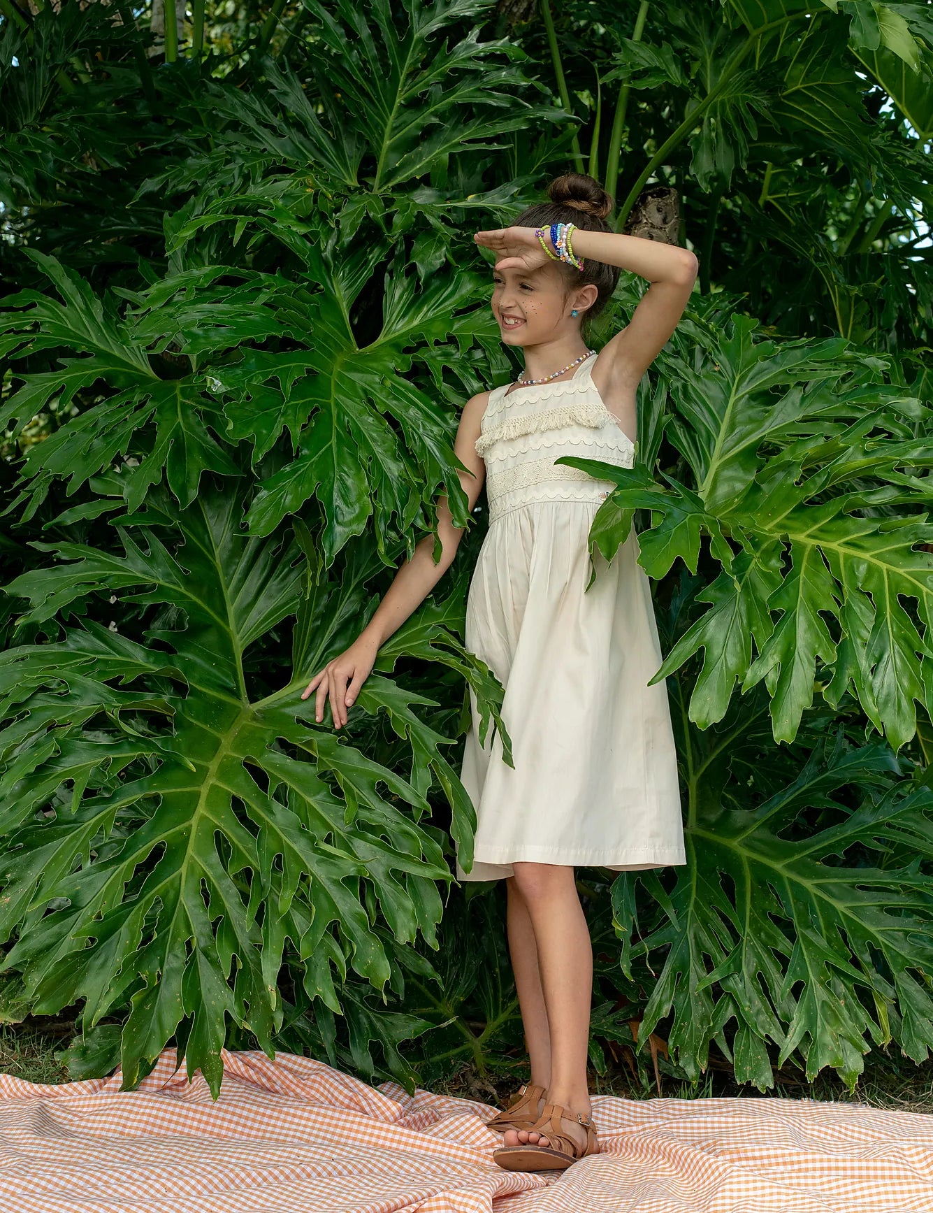 Vestido feminino infantil com alças finas e detalhes em renda na parte superior