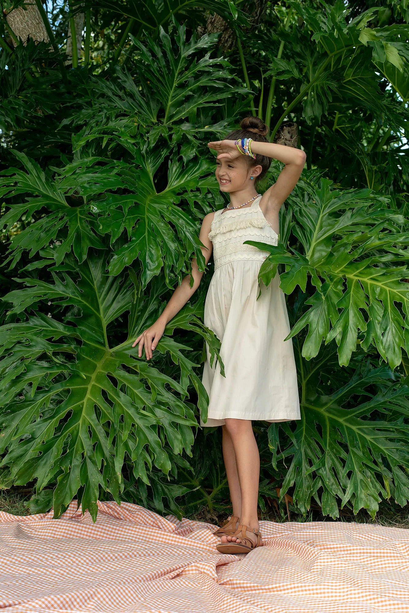 Vestido feminino infantil com alças finas e detalhes em renda na parte superior