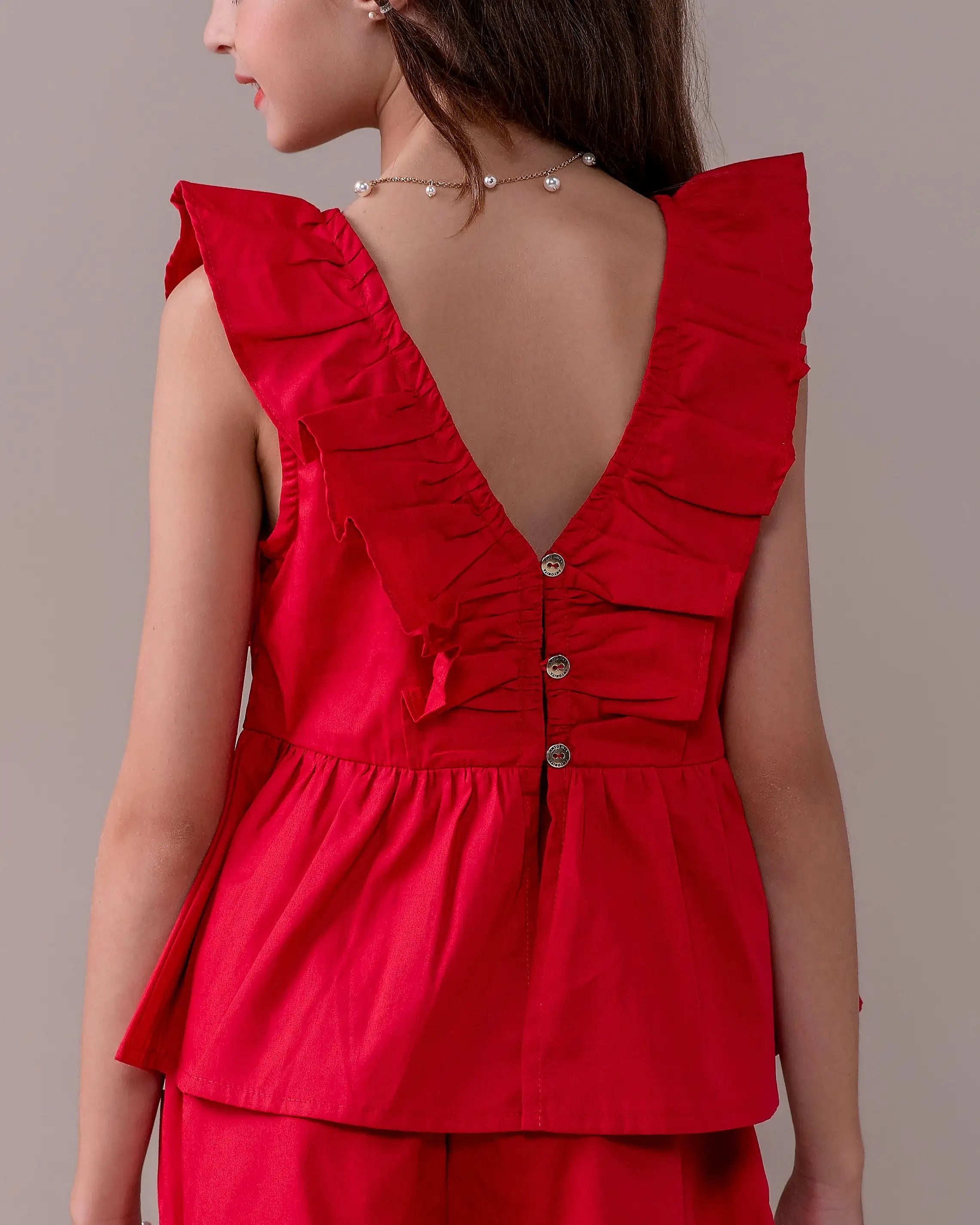 Conjunto infantil feminino com blusa de alças largas e shorts, detalhe de babados