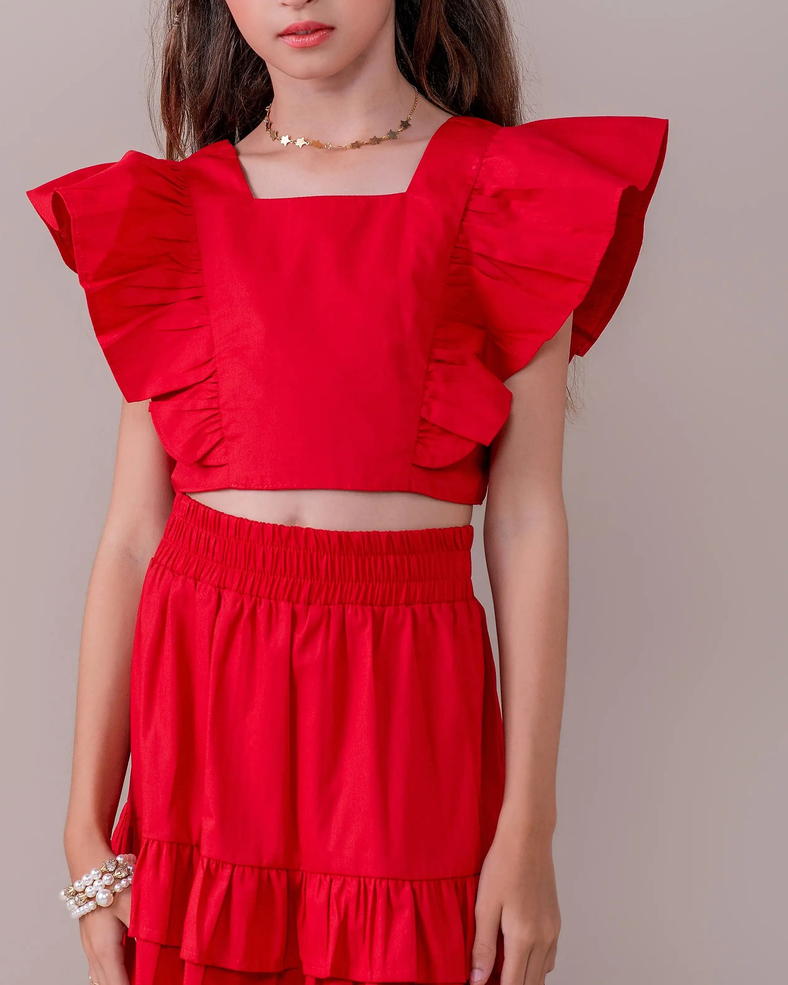 Conjunto infantil feminino com blusa de babados e saia volumosa em camadas