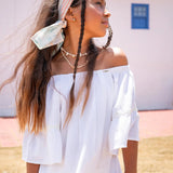 Conjunto infantil feminino com blusa de mangas amplas e short branco