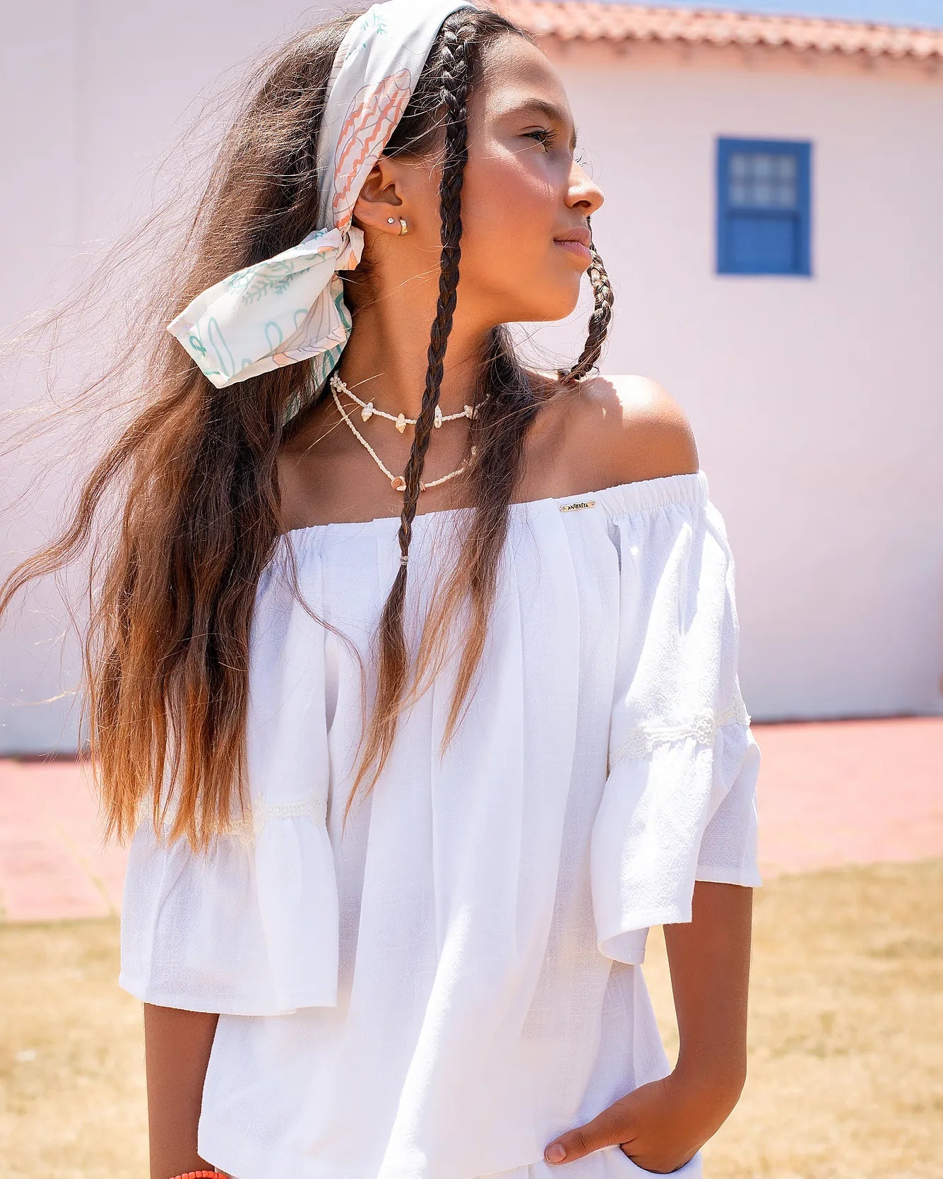 Conjunto infantil feminino com blusa de mangas amplas e short branco