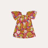 Macaco feminino infantil com estampa de bananas e flores em fundo rosa, detalhe de mangas amplas