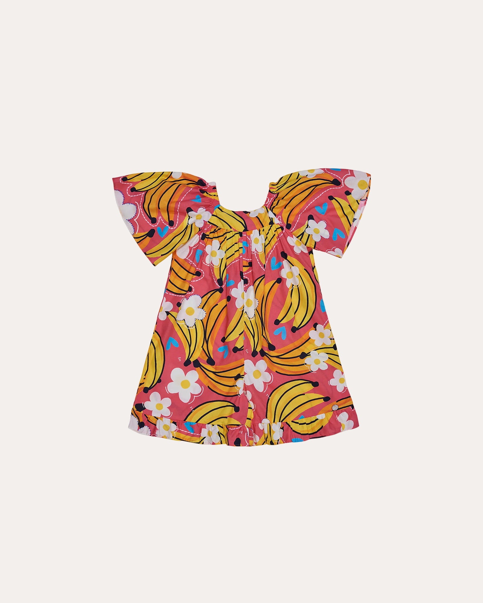 Macaco feminino infantil com estampa de bananas e flores em fundo rosa, detalhe de mangas amplas