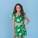 Conjunto infantil feminino com blusa cropped e short floral verde, detalhes em babado e estampa de flores amarelas