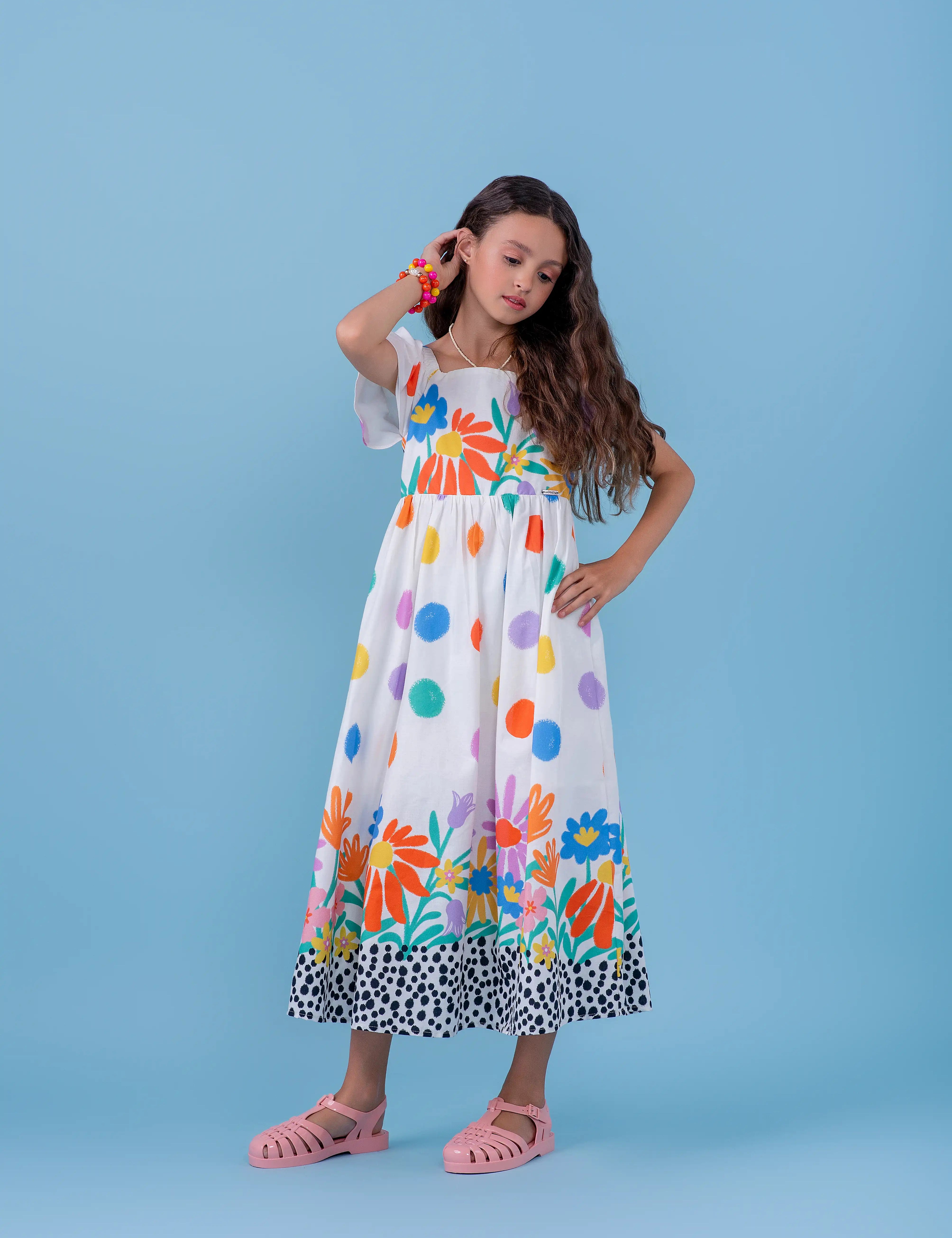 Vestido midi feminino infantil com estampa de flores e bolinhas coloridas, mangas bufantes e saia solta