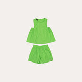 Conjunto infantil feminino com blusa verde de alças largas e short leve, ideal para brincadeiras.