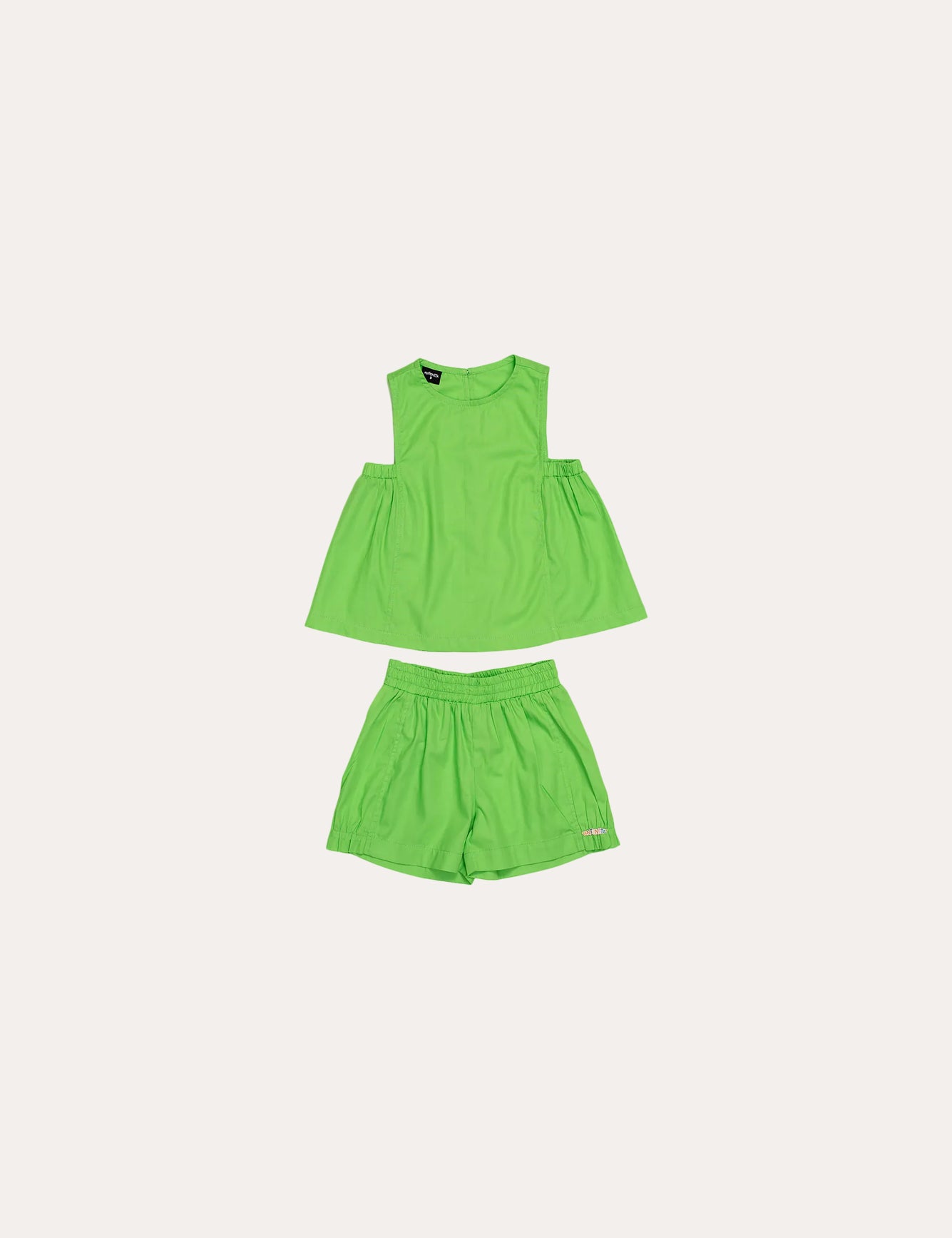 Conjunto infantil feminino com blusa verde de alças largas e short leve, ideal para brincadeiras.