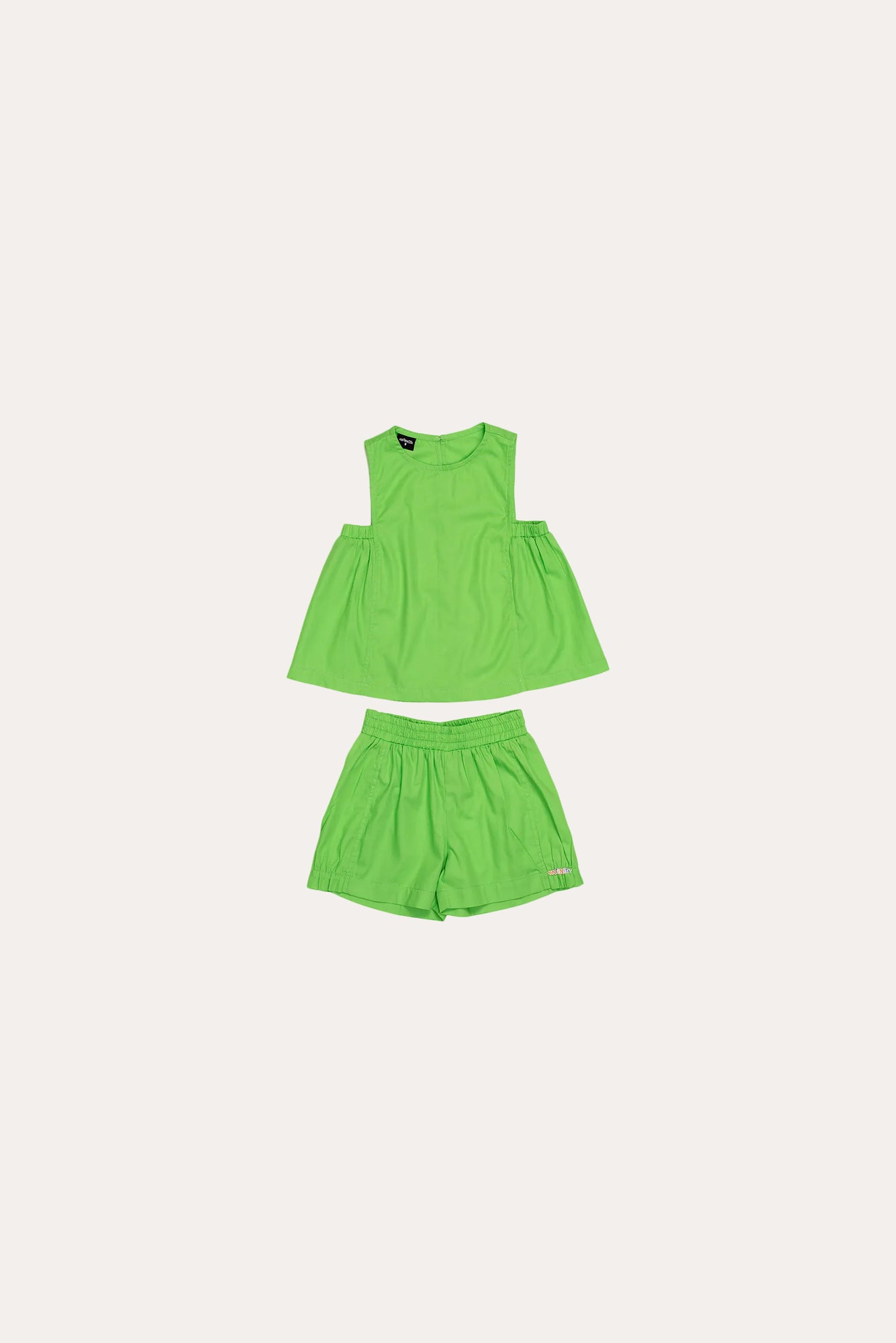 Conjunto infantil feminino com blusa verde de alças largas e short leve, ideal para brincadeiras.