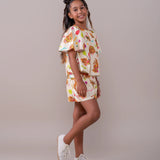 Conjunto infantil feminino com blusa de mangas amplas e saia, estampa de capivaras e balões coloridos
