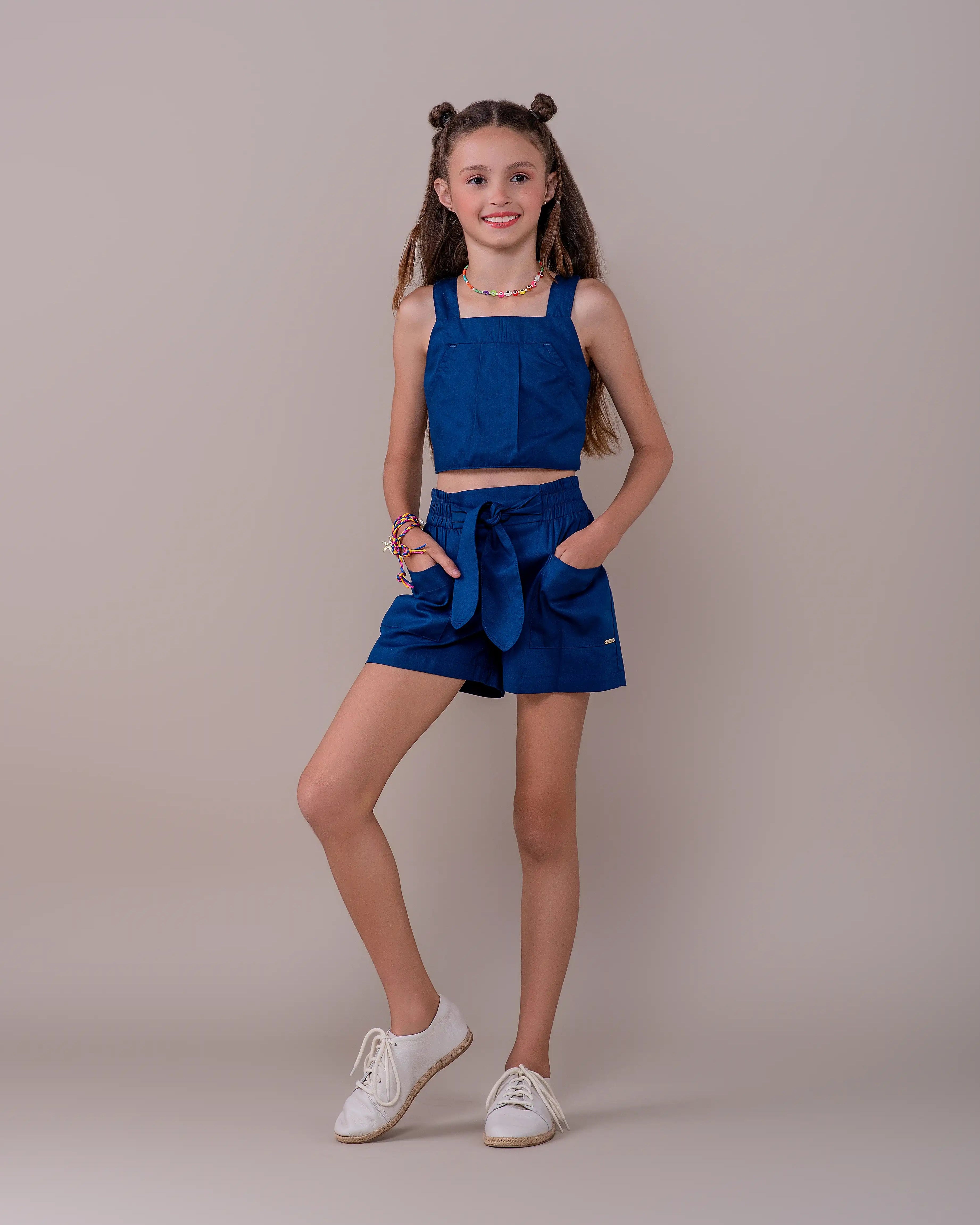 Conjunto infantil feminino azul escuro com blusa de alças largas e saia com cintura elástica