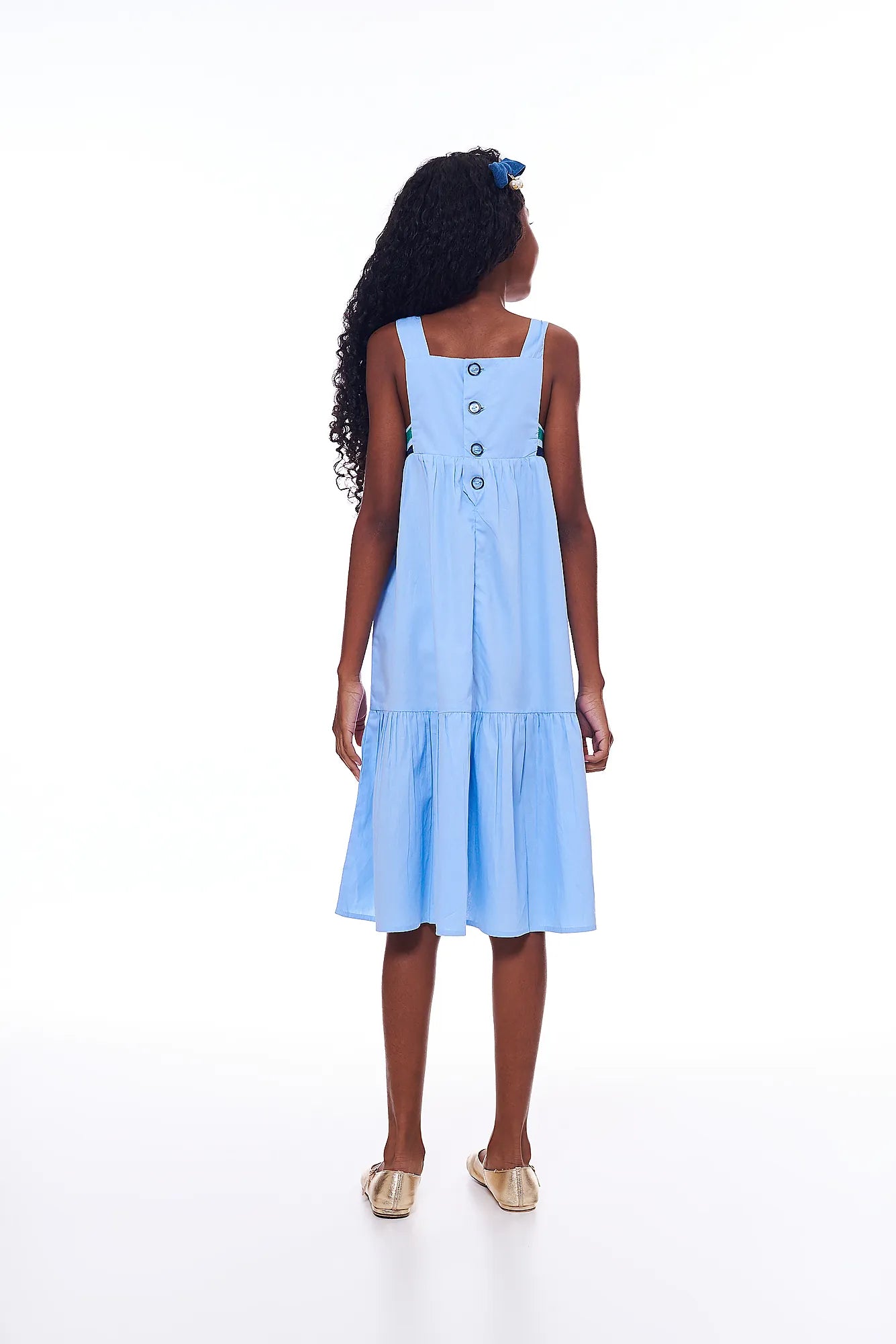 Vestido feminino infantil azul com alças largas e saia em camadas