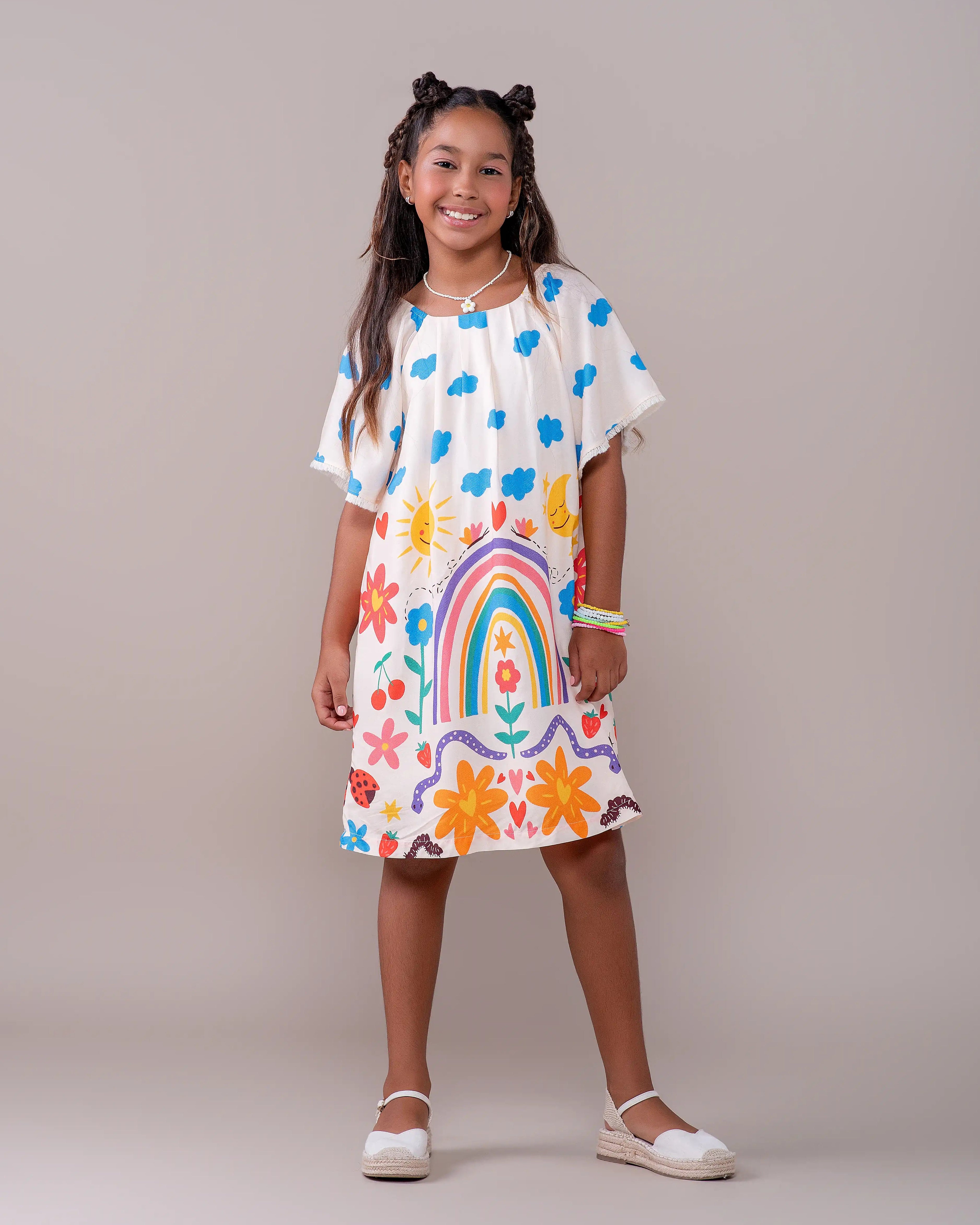 Vestido infantil com mangas bufantes, estampa de flores e arco-íris, ideal para meninas