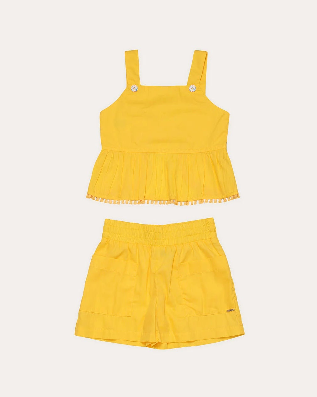 Conjunto infantil amarelo com blusa de alças largas e short leve, detalhe na barra
