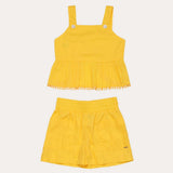 Conjunto infantil amarelo com blusa de alças largas e short leve, detalhe na barra