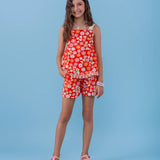 Macacão floral vermelho com alças largas e detalhes em flores brancas, feminino infantil.