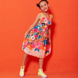 Vestido midi floral colorido com flores em tons de rosa, laranja e azul, com alças finas e babados na barra