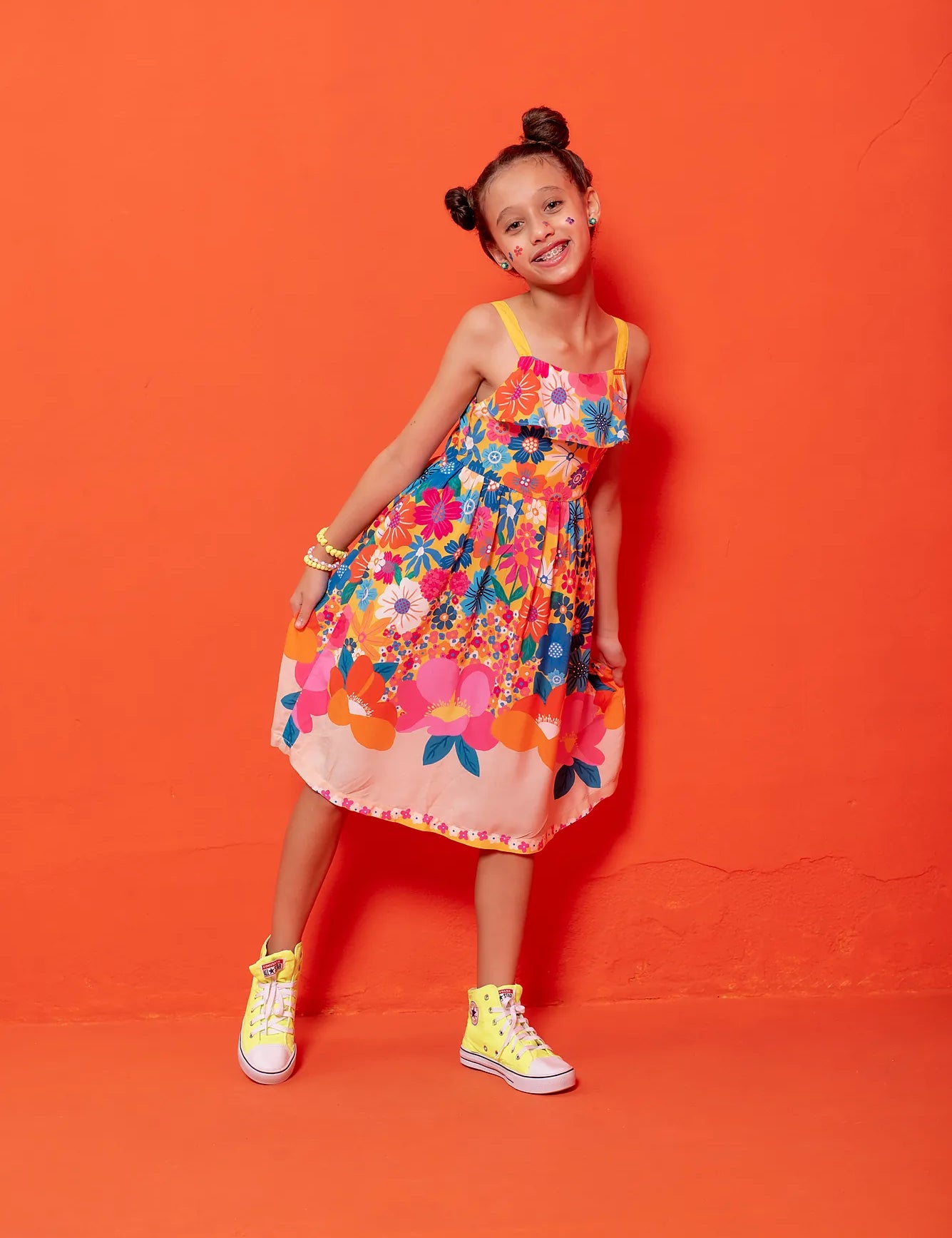 Vestido midi floral colorido com flores em tons de rosa, laranja e azul, com alças finas e babados na barra