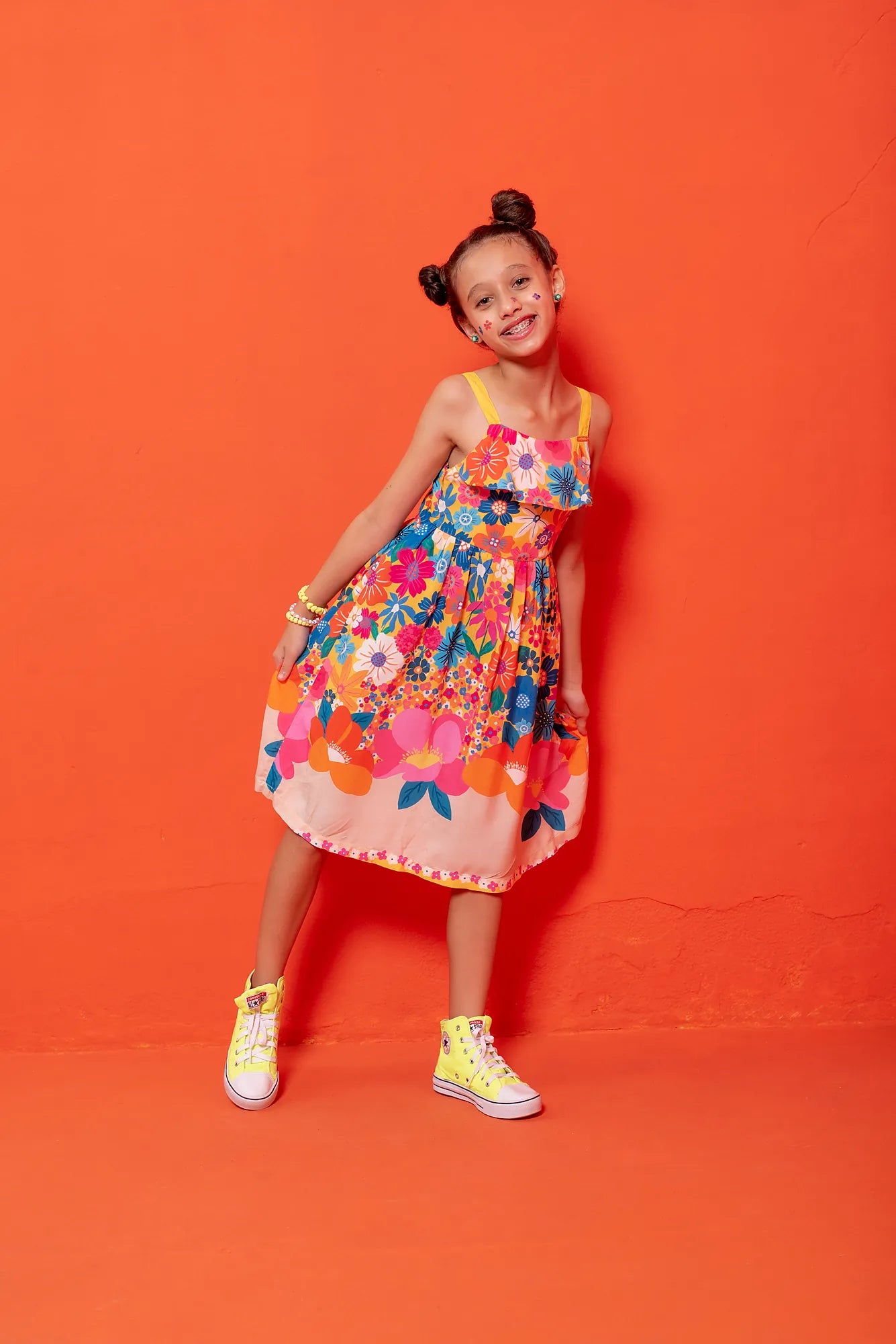 Vestido midi floral colorido com flores em tons de rosa, laranja e azul, com alças finas e babados na barra