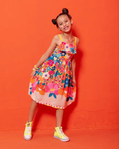 Vestido midi floral colorido com flores em tons de rosa, laranja e azul, com alças finas e babados na barra