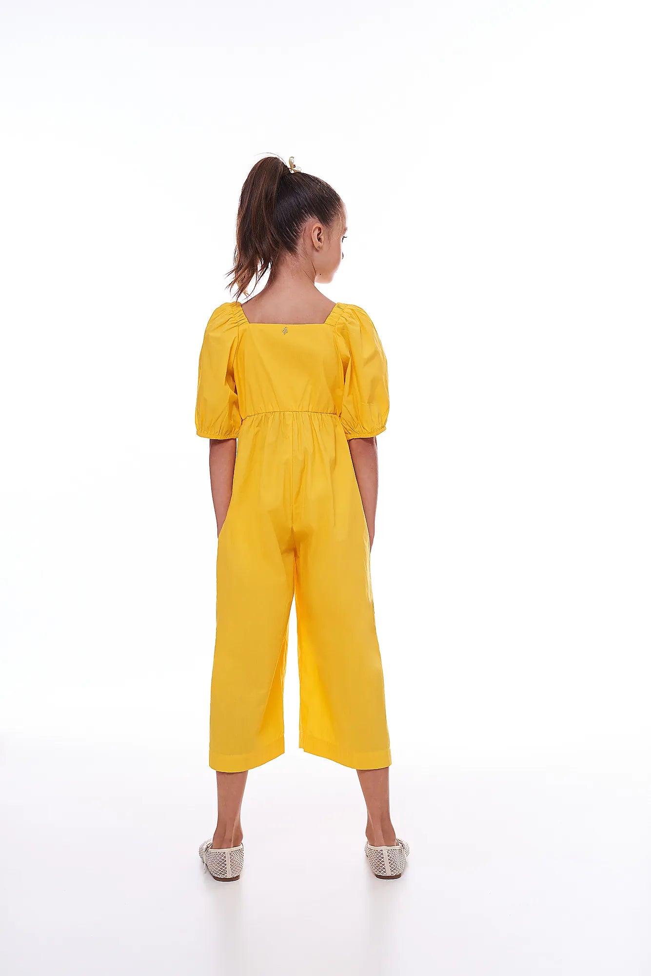 Macaco tricoline amarelo com mangas bufantes e botões frontais, peça feminina infantil