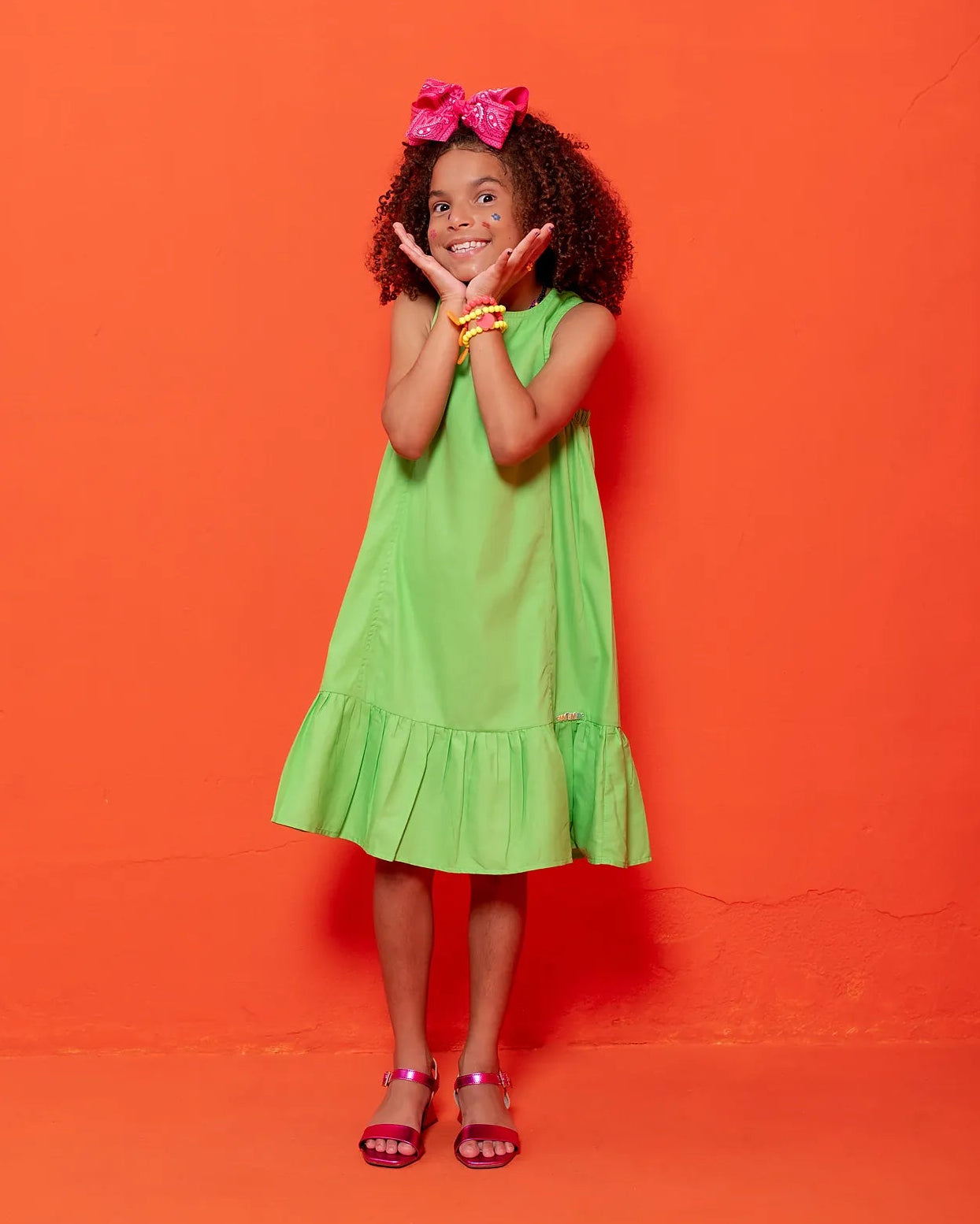 Vestido maca verde com alças largas e saia ampla com babados, feminino infantil