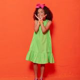 Vestido maca verde com alças largas e saia ampla com babados, feminino infantil