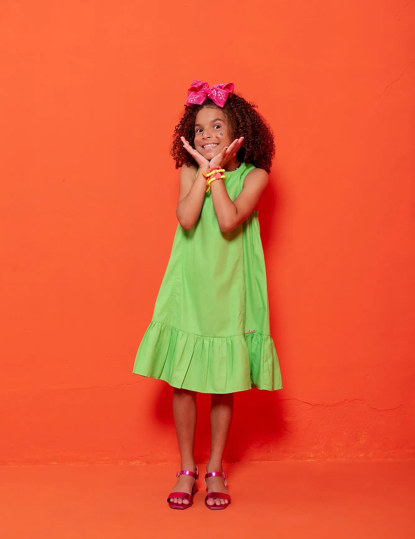 Vestido maca verde com alças largas e saia ampla com babados, feminino infantil