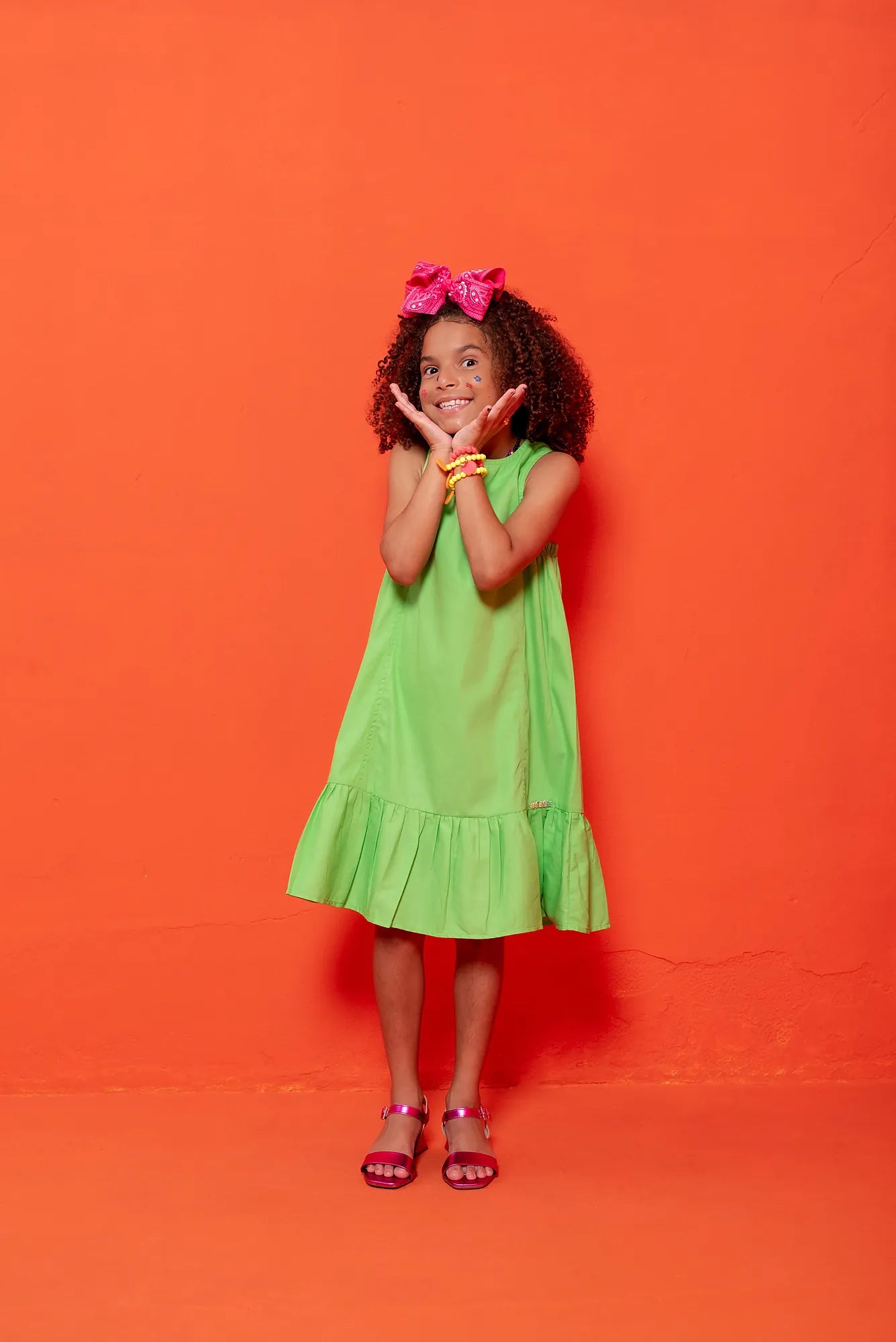 Vestido maca verde com alças largas e saia ampla com babados, feminino infantil