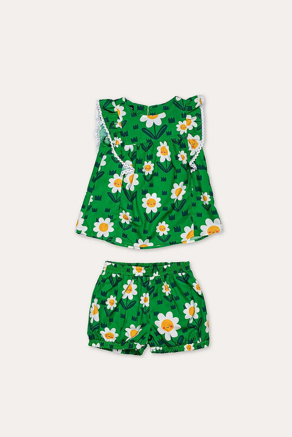 Conjunto infantil feminino com blusa verde e short, estampa de flores brancas e detalhe em renda