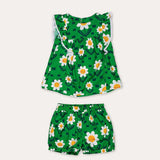 Conjunto infantil feminino com blusa verde e short, estampa de flores brancas e detalhe em renda