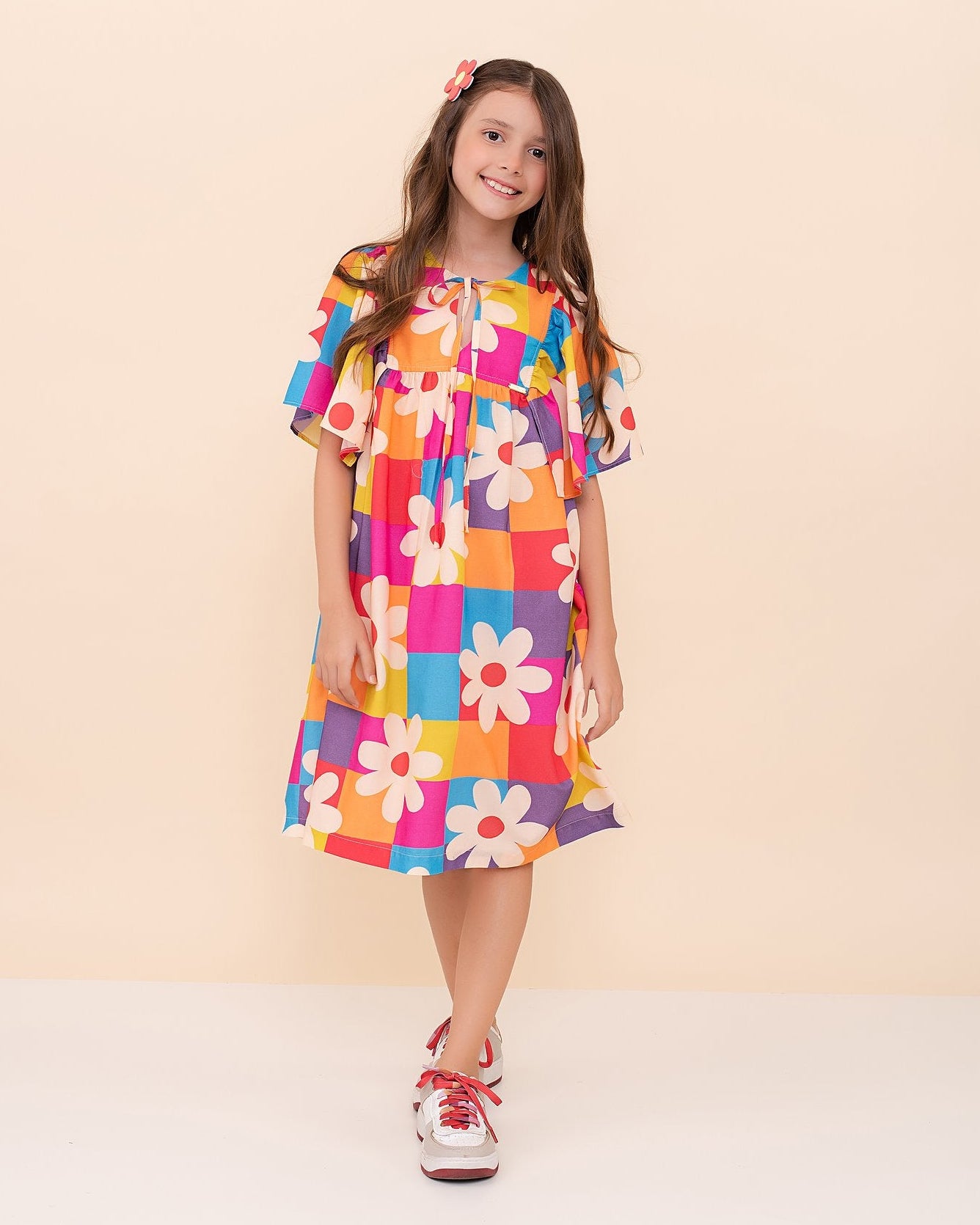 Vestido infantil com estampa floral colorida e mangas bufantes, ideal para meninas