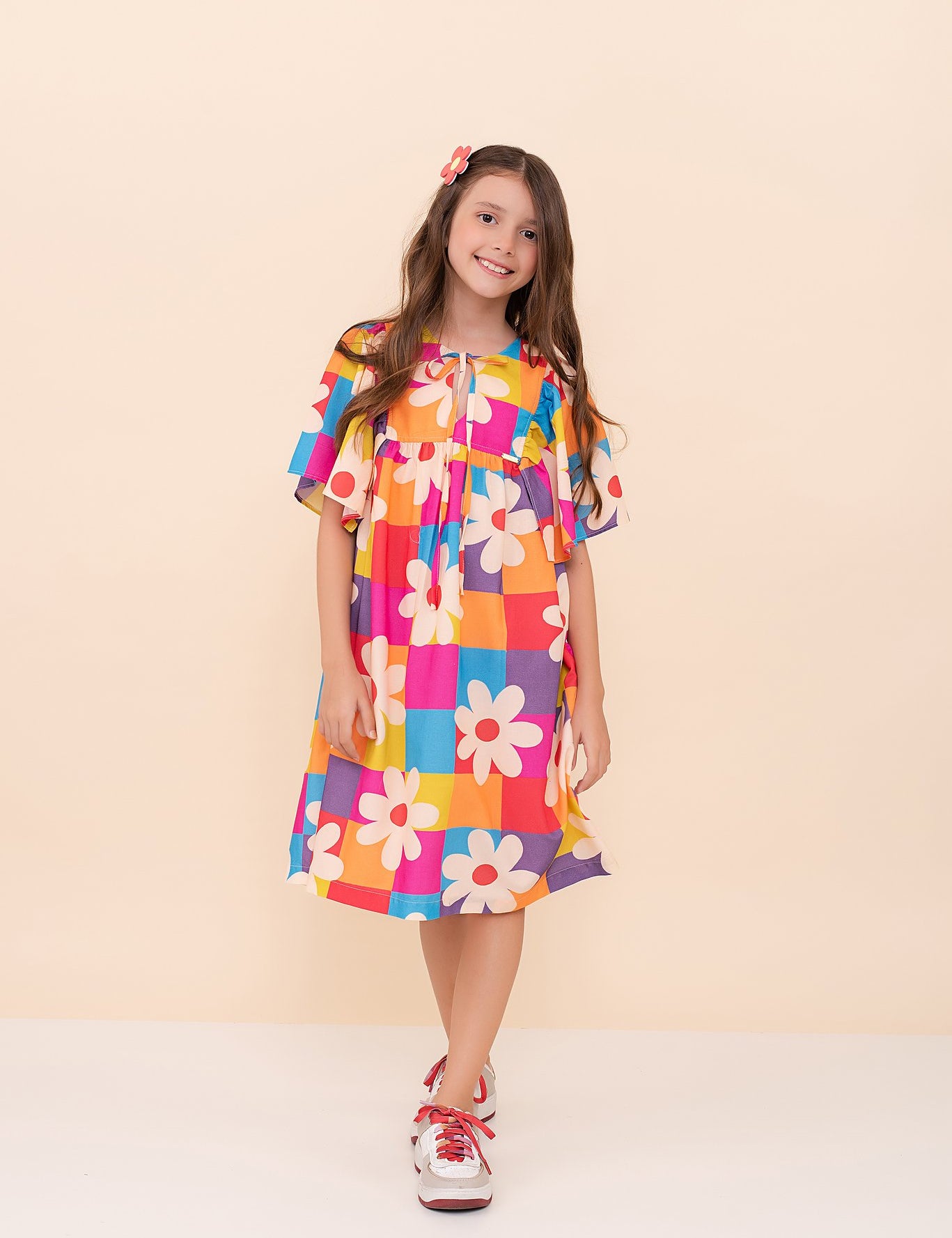 Vestido infantil com estampa floral colorida e mangas bufantes, ideal para meninas