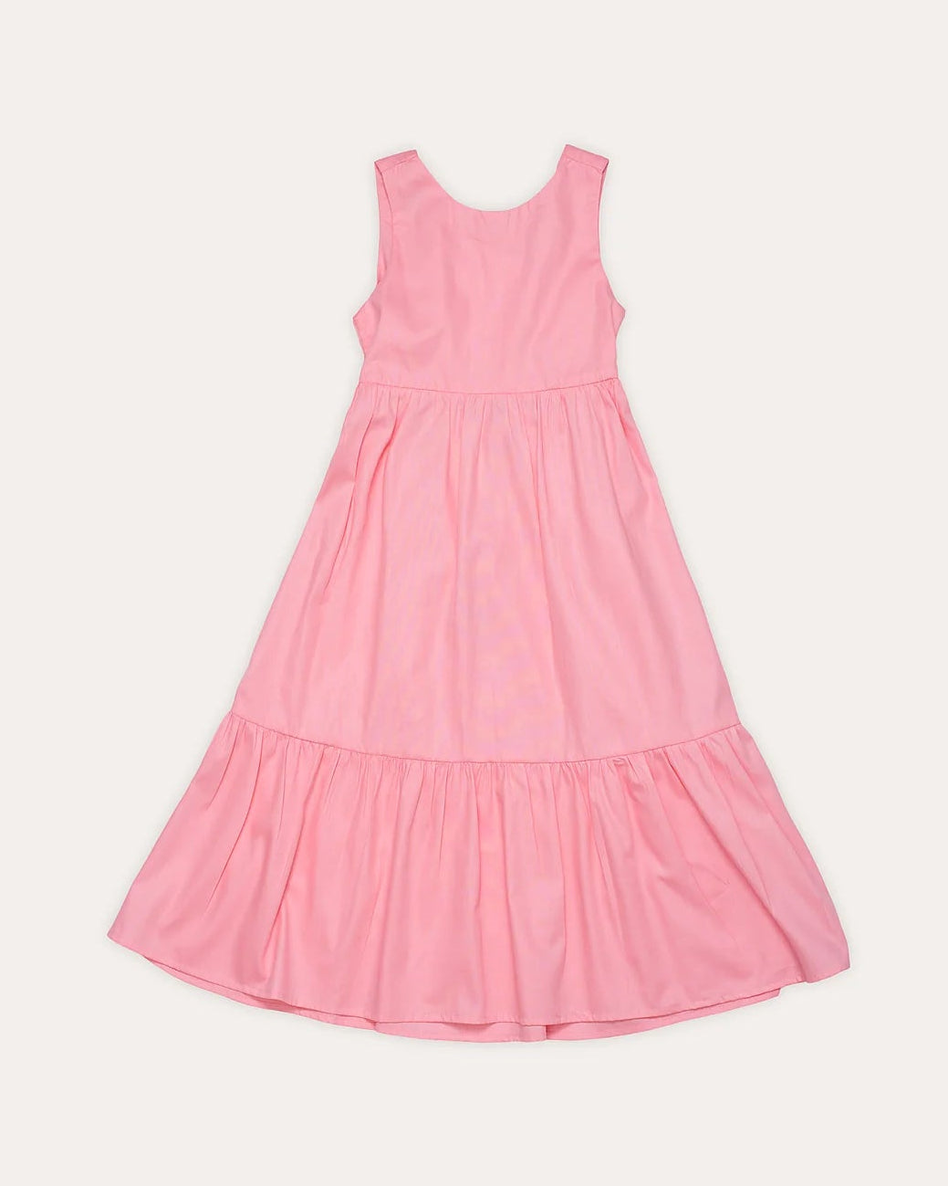 Vestido longo rosa com alças largas e saia rodada, detalhe de camadas na barra