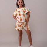 Conjunto infantil feminino com blusa de mangas amplas e saia, estampa de capivaras e balões coloridos