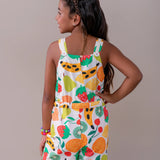 Jardineira infantil com estampa de frutas coloridas e alças largas