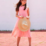 Vestido longo rosa com alças largas e saia rodada, detalhe de camadas na barra