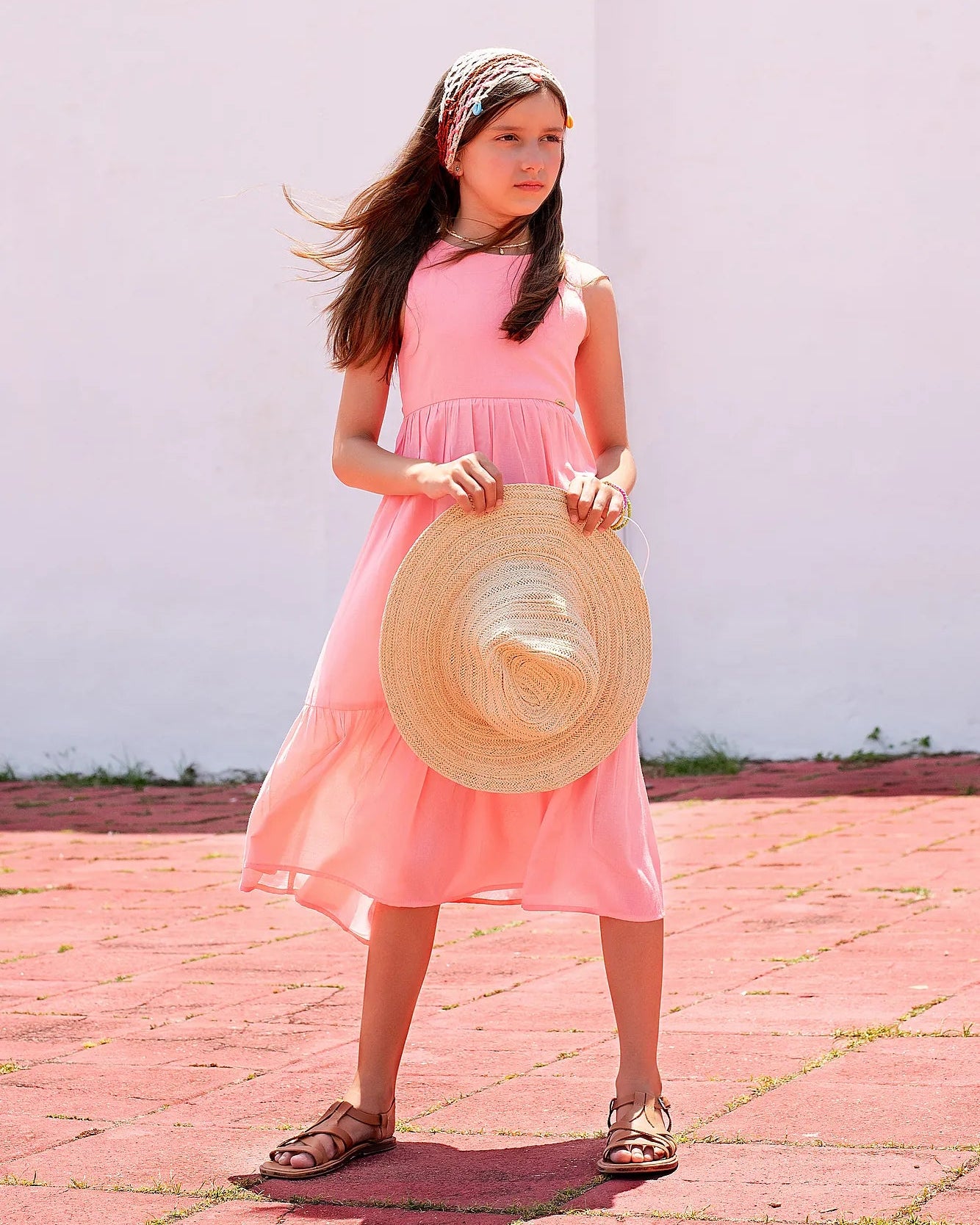 Vestido longo rosa com alças largas e saia rodada, detalhe de camadas na barra