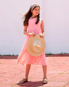 Vestido longo rosa com alças largas e saia rodada, detalhe de camadas na barra
