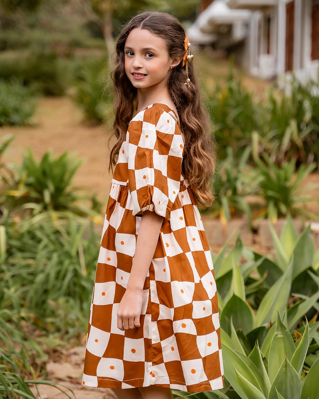 Vestido com estampa Grid em tons de marrom e laranja infantil feminino Antonita para meninas 