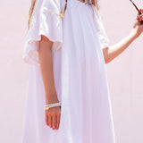 Blusa infantil branca com mangas bufantes e gola arredondada, ideal para looks leves