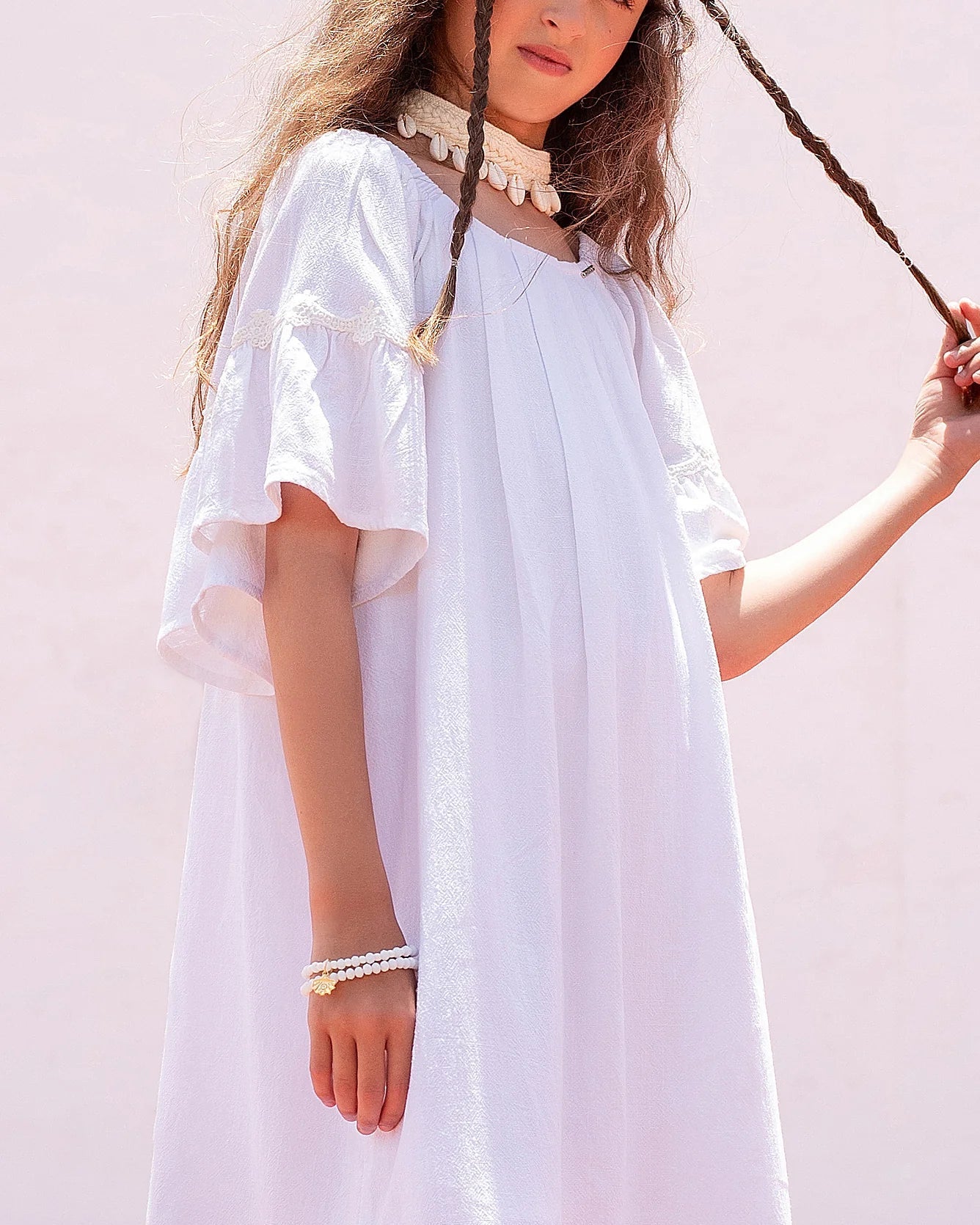 Blusa infantil branca com mangas bufantes e gola arredondada, ideal para looks leves