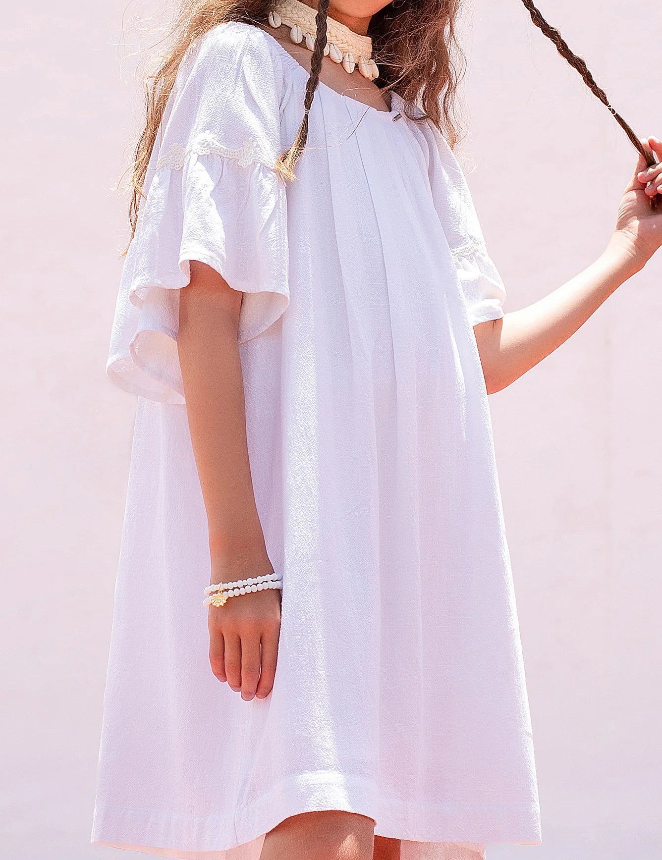 Blusa infantil branca com mangas bufantes e gola arredondada, ideal para looks leves