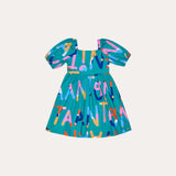 Vestido infantil com padrão de letras coloridas e mangas bufantes, detalhe de cintura marcada