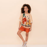 Conjunto infantil com blusa de mangas amplas e shorts laranja, estampa de elefante e natureza